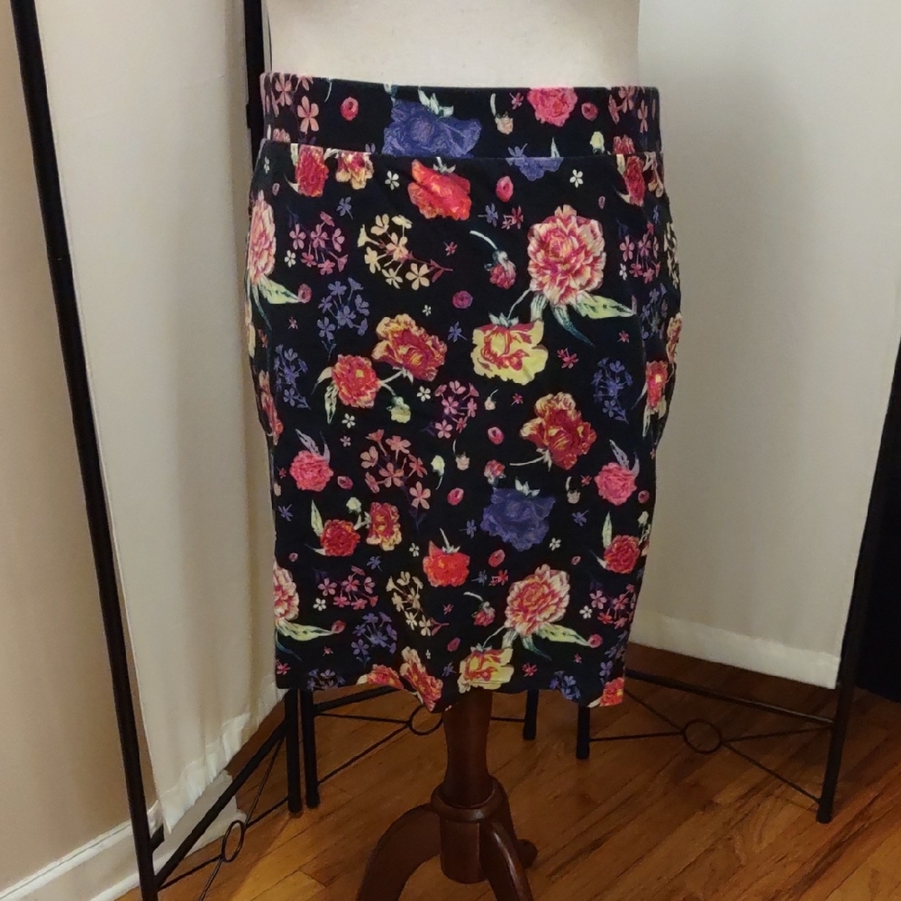Torrid Black Pencil Skirt with Vibrant Floral Pattern 2